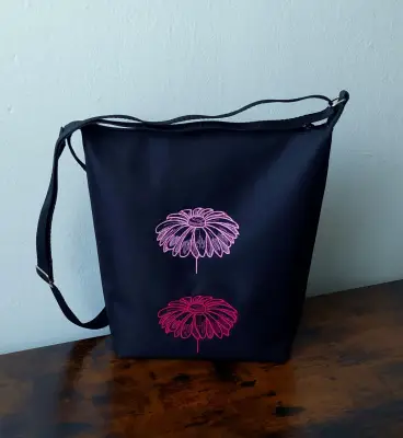 Vyšívaná crossbody kabelka z pevné kočárkoviny