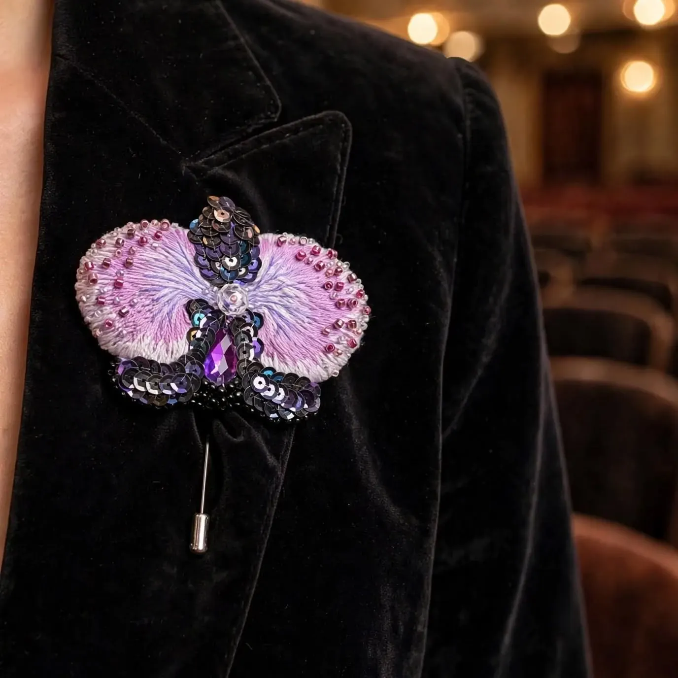 Luxusní vyšívaná brož Tajemná orchidej