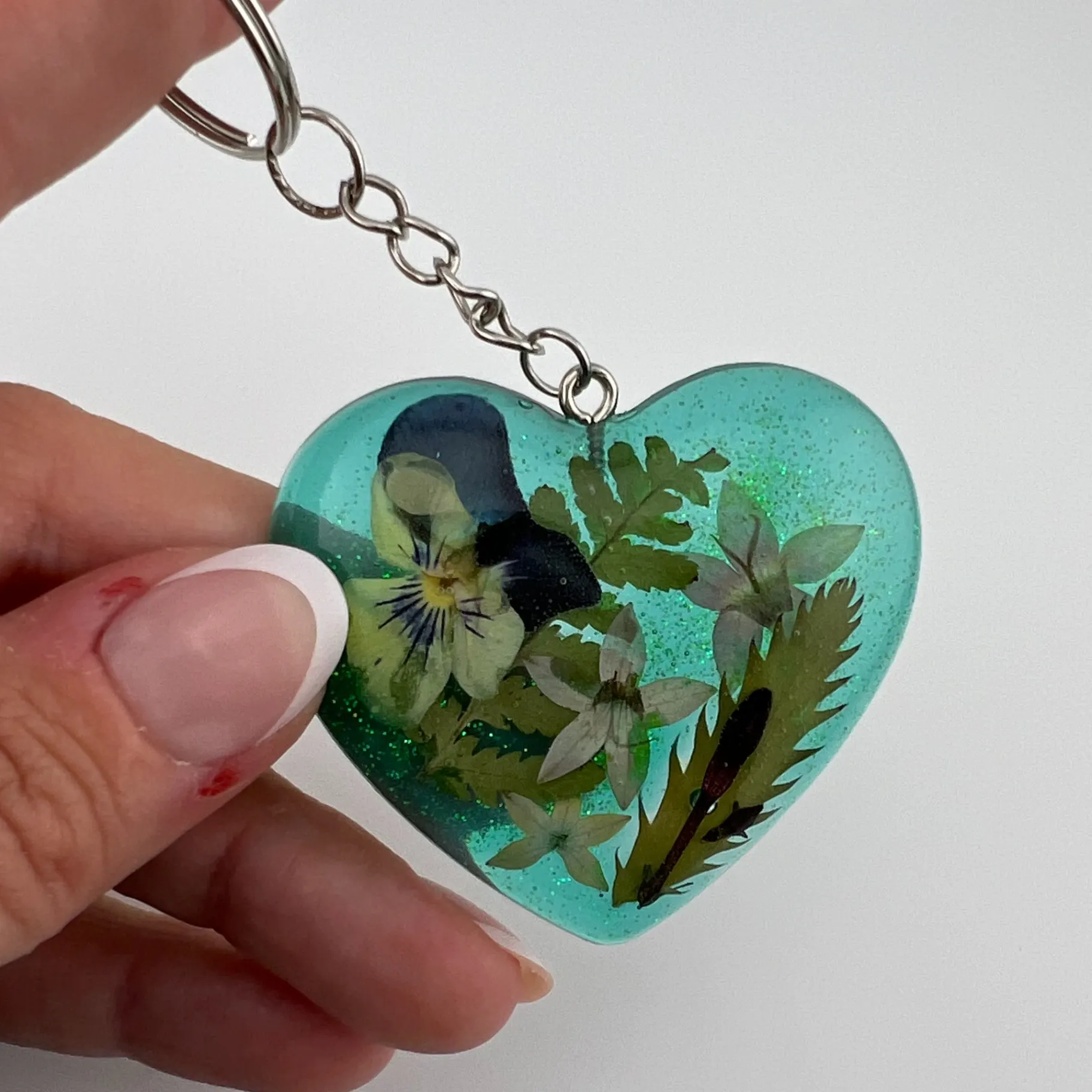 Přívěsek, pryskyřice, maceška a květy, zelená 2