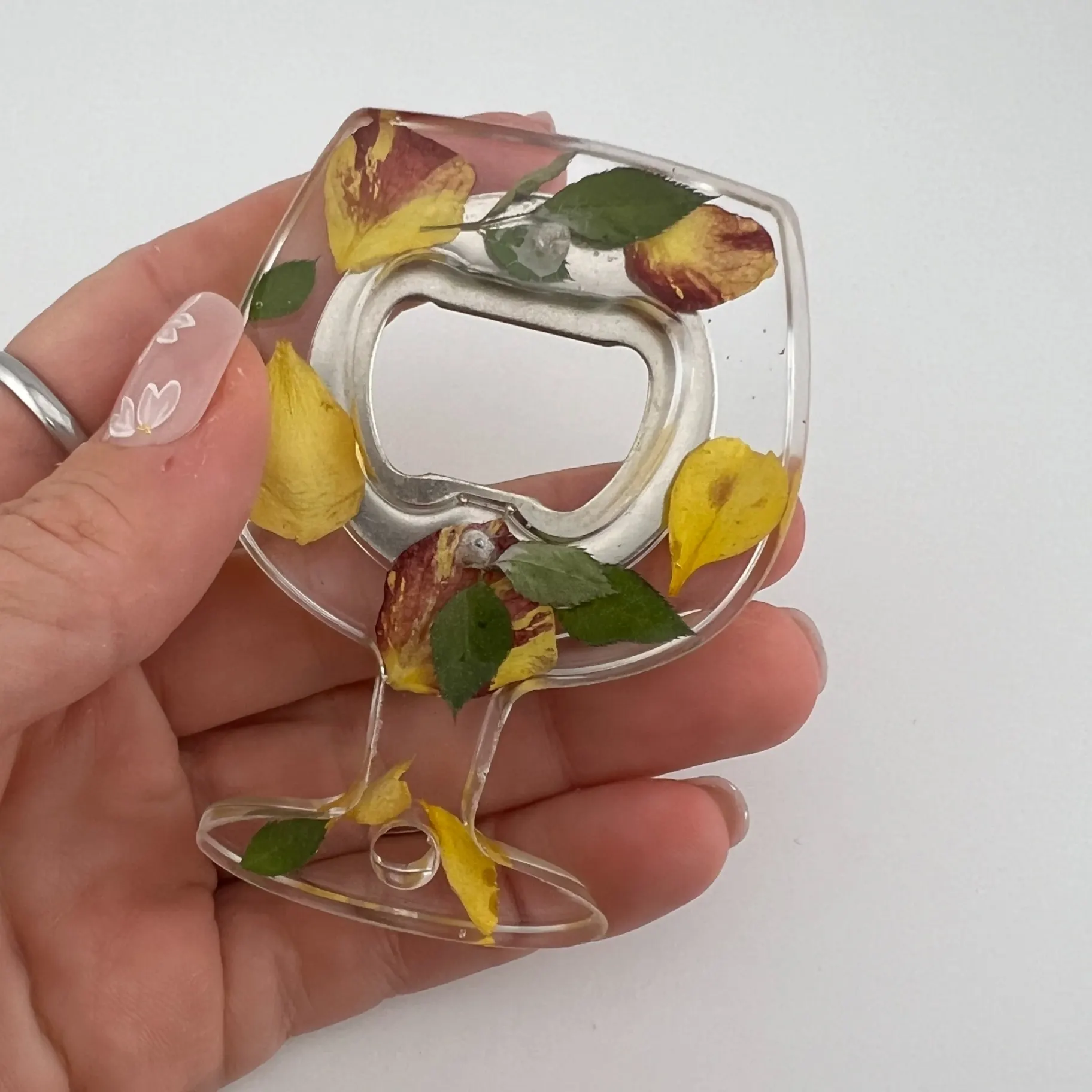 Otvírák láhví z pryskyřice, lístky růží, sklenička 2